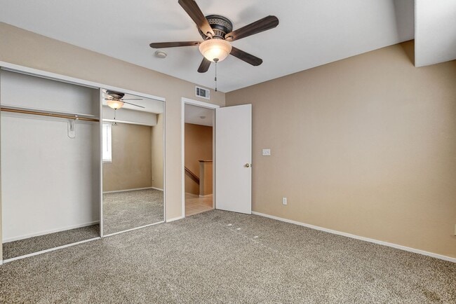 Building Photo - Spacious Townhome w/large yard! Near Summe...