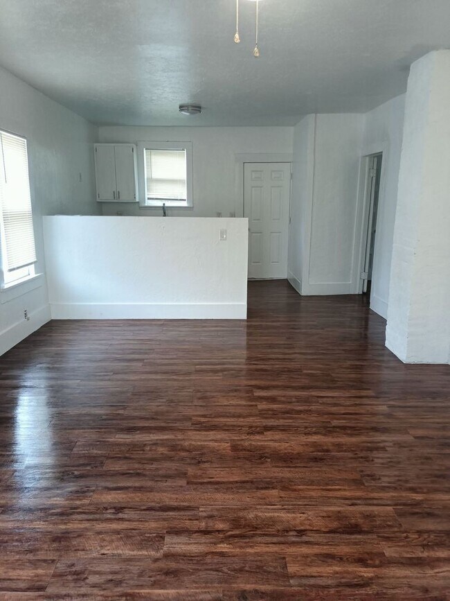 Building Photo - Beautiful 2 Bed / 1 Bath Home – Affordable & Move-In Ready!