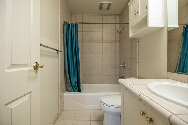 Building Photo - 7335 Rainbow Dr