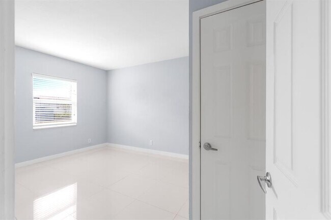 Building Photo - 416 NE 15th Ave