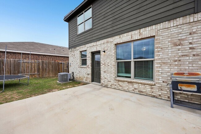 Building Photo - 1927 Churchill Downs Dr