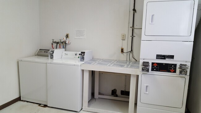 Building Photo - 2315 Jebens Ave