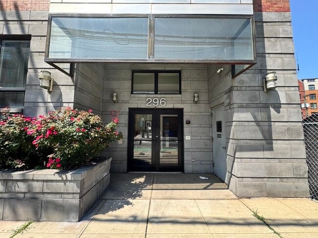 Building Photo - 296 Grand St