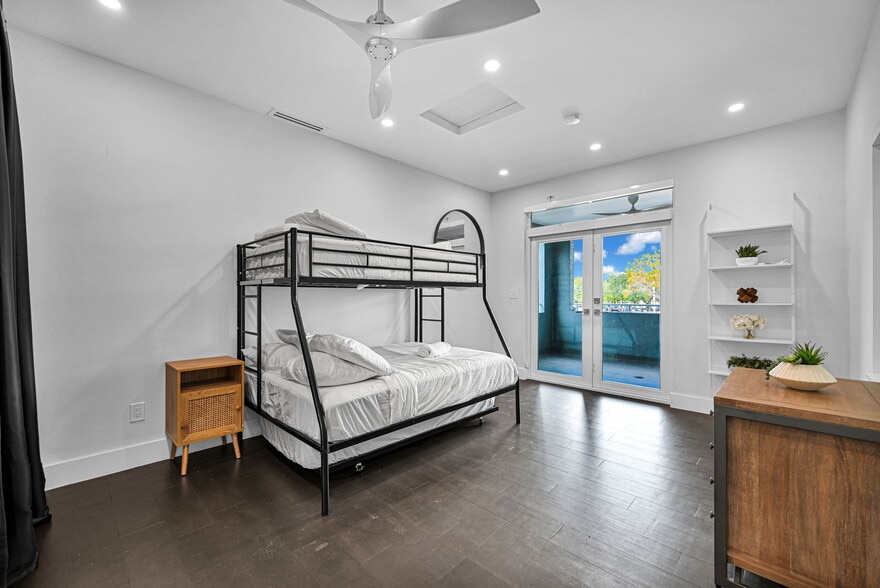 Building Photo - 150 NE 50th Ter