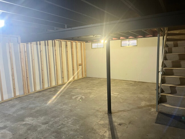 Building Photo - 1410 Golden Valley Dr