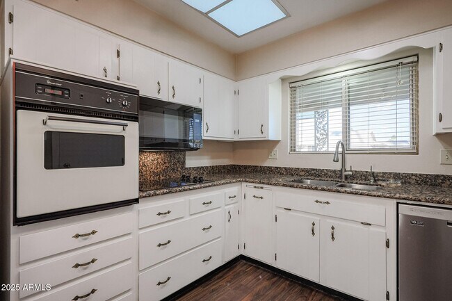 Building Photo - 10832 W Saratoga Cir