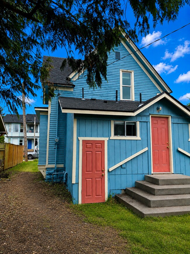 Building Photo - 4 Bedroom, 1 Bedroom Home for Rent
