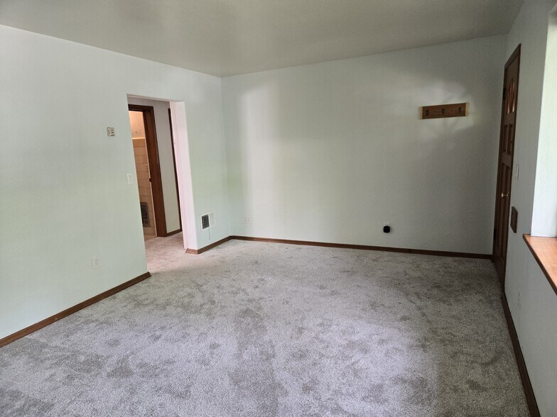 LivingRm, New Carpet - 4005 N 24th St