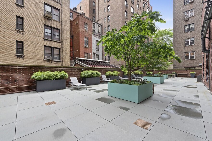Building Photo - 45 W 67th St