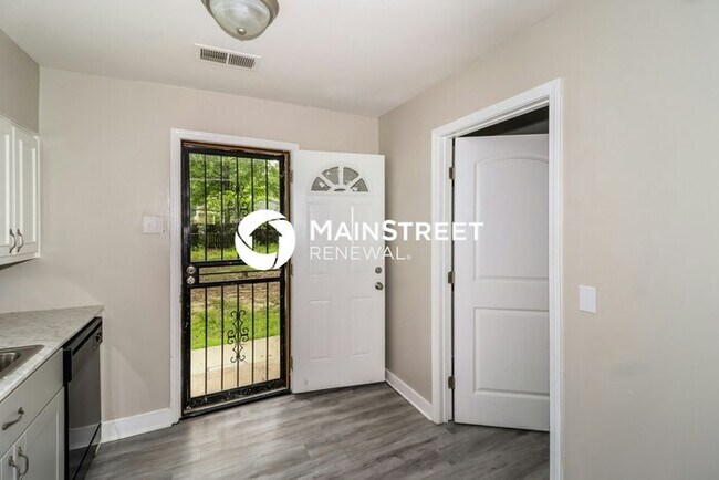 Building Photo - 3 Bedroom Pet-Friendly Home in Memphis, TN with Main Street Renewal