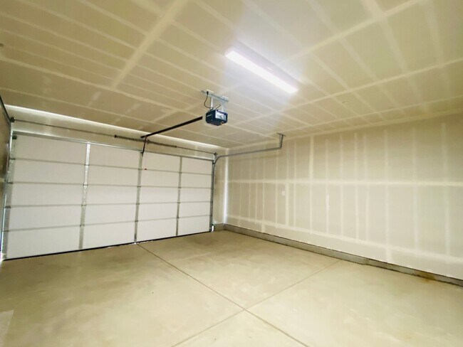 Building Photo - $2,350 Raleigh Dr, 3 Bed, Gated Community, Solar & HOA Pool, Clinton & Armstrong