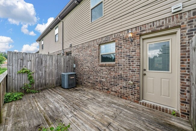 Building Photo - Pet Friendly Two Bedroom!