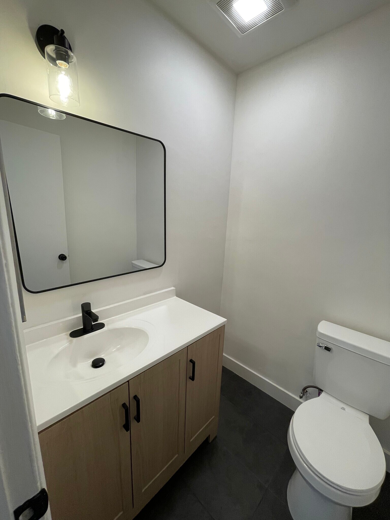 En-suite half bath in primary - 13118 Riverside Dr