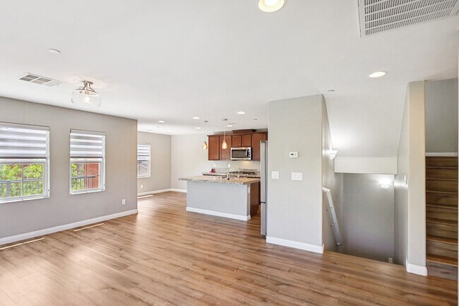 Building Photo - Beautiful 3 Bedroom Townhome With Stunning Mountain Views