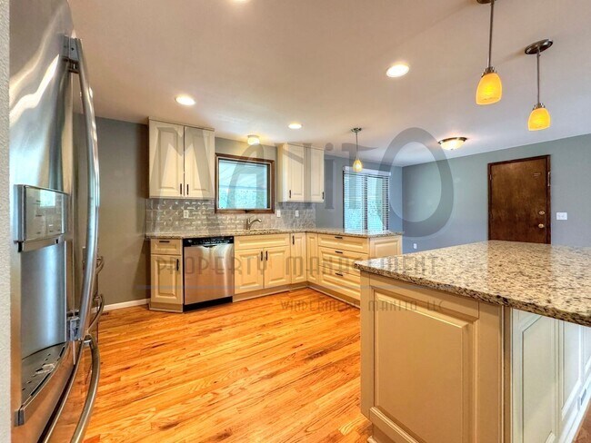 Building Photo - Entertainers Dream Home