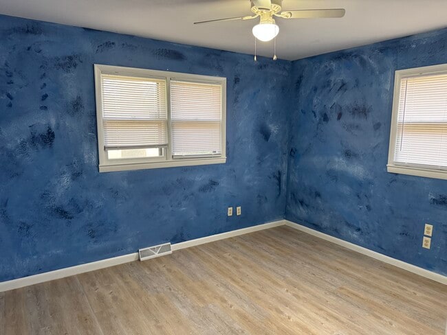 Building Photo - 1003 Sunset Dr