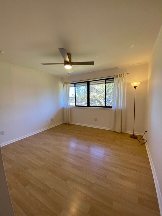 Building Photo - 710 N Village Dr