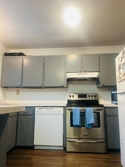 Building Photo - 227 E 12th Ave