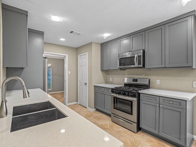 Building Photo - 2026 Mossy Trail Dr