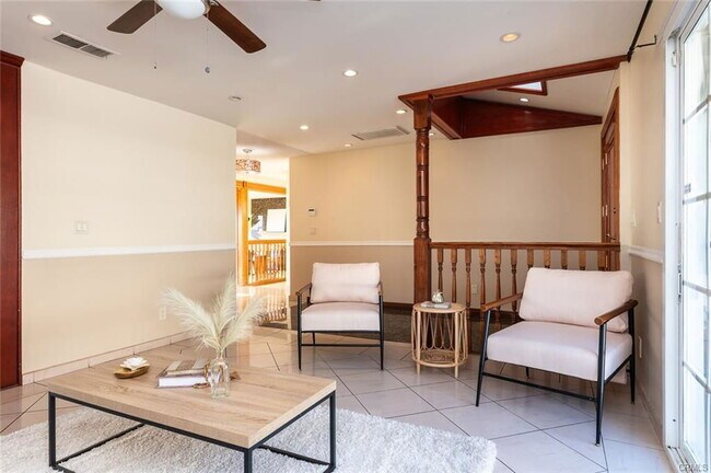 Building Photo - 1218 E Tujunga Ave