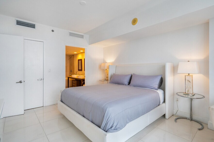 Building Photo - 485 Brickell Ave