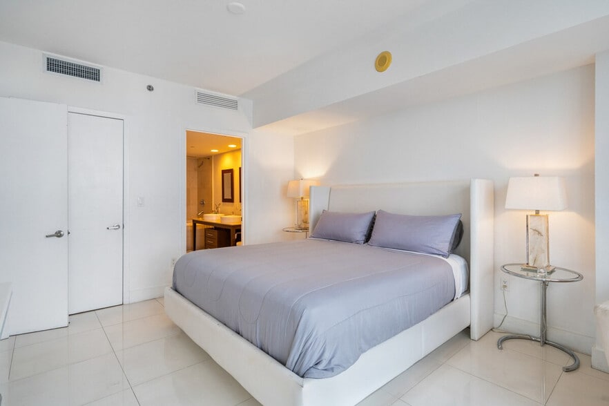 Building Photo - 495 Brickell Ave