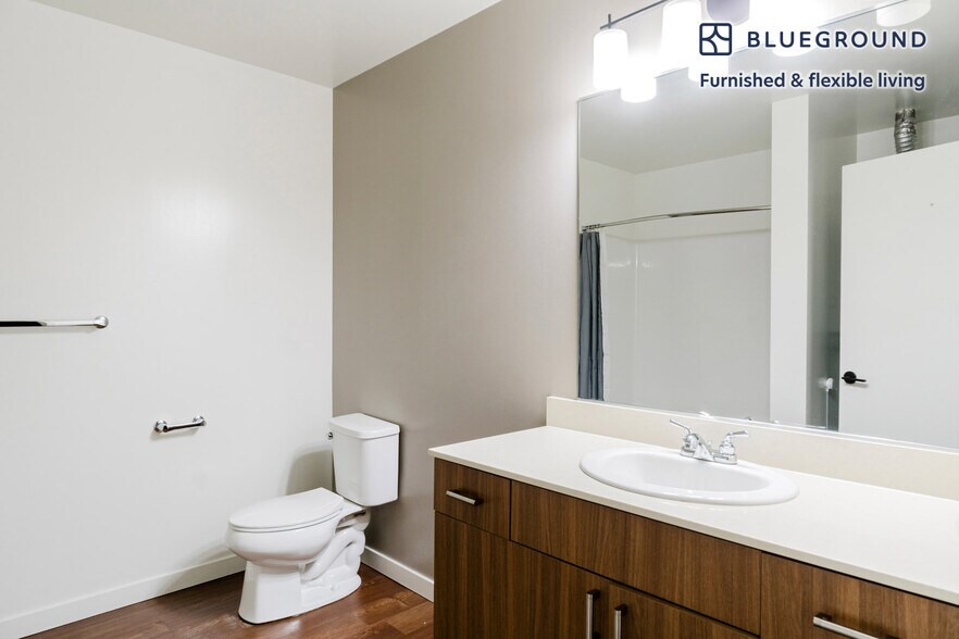 Building Photo - 624 Yale Ave N