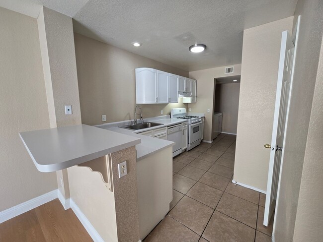 Building Photo - Townhome in Dreamy Summerlin Area -8417 Ma...