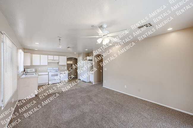 Building Photo - 12122 W Bloomfield Rd