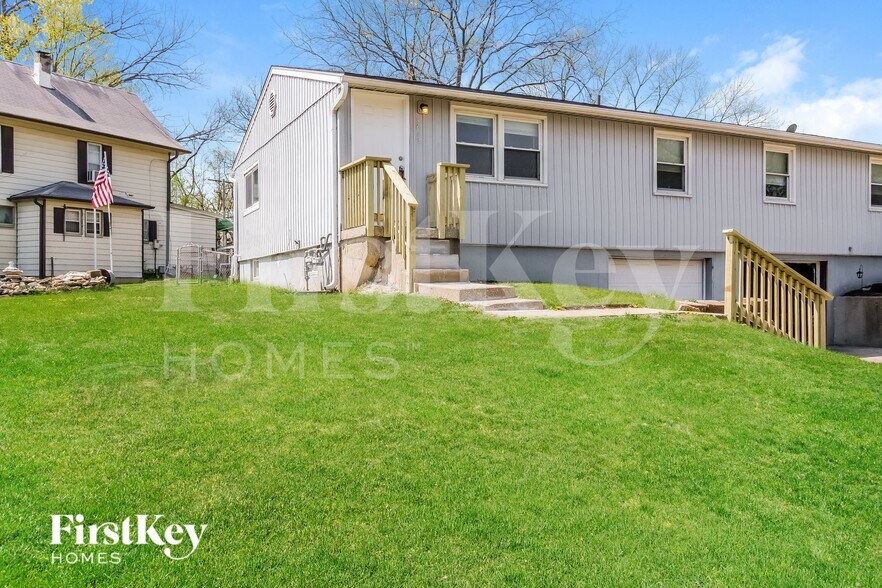 Building Photo - 5042 N Bellaire Ave