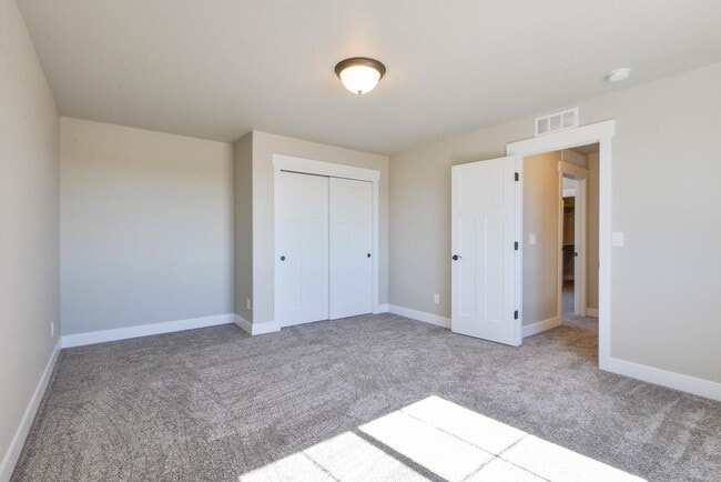 Building Photo - Beautiful, Dog Friendly, 3 Bedroom, 2.5 Ba...