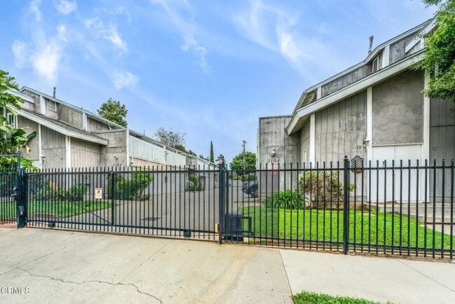 Primary Photo - 2104 Raymond Ave