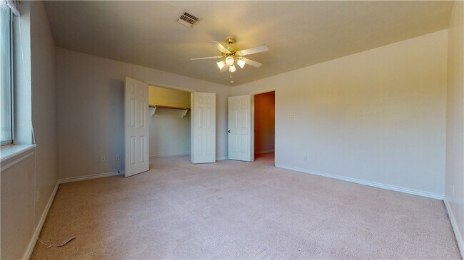 Building Photo - 1915 Pine Tree Dr
