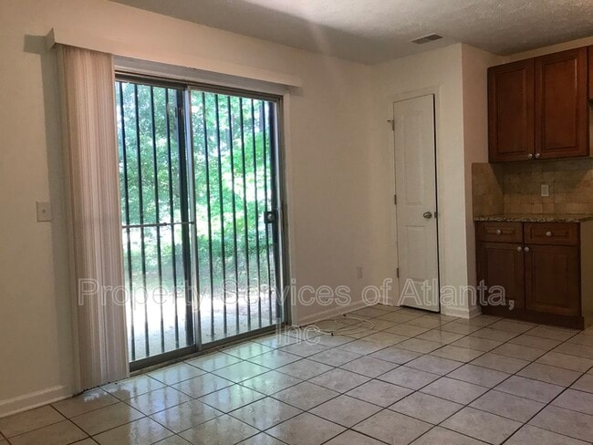 Building Photo - 8305 Glenwoods Terrace
