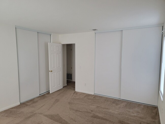 Building Photo - 3 Bedroom 1 3/4 Bath HOUSE with 2 car garage