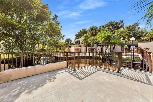 Building Photo - 2240 N Cypress Bend Dr