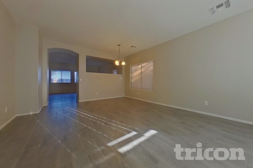 Building Photo - 14 N 126th Ave