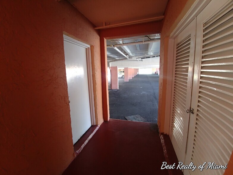 Building Photo - 1305 W 53rd St