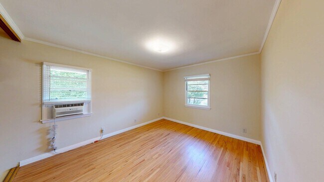 Building Photo - Newly Remodeled Spacious 4-Bed Home Availa...