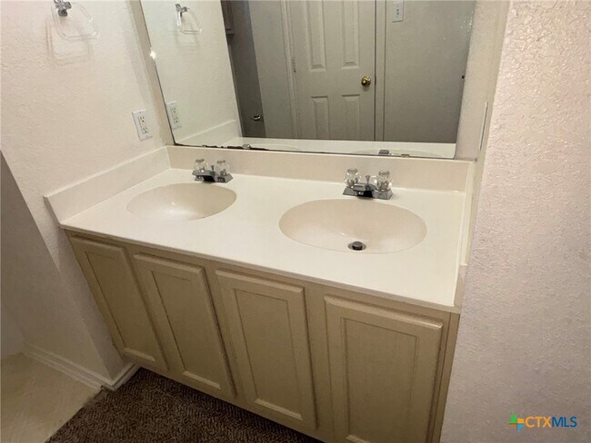 Building Photo - 2205 Garrett Dr