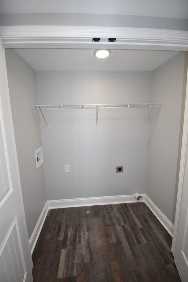 Building Photo - 2 Bedroom Home For Rent Near APSU!