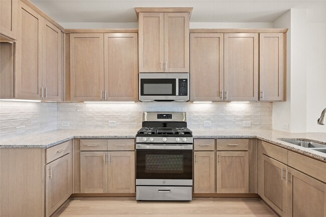 Building Photo - 9613 Dahlia Blvd