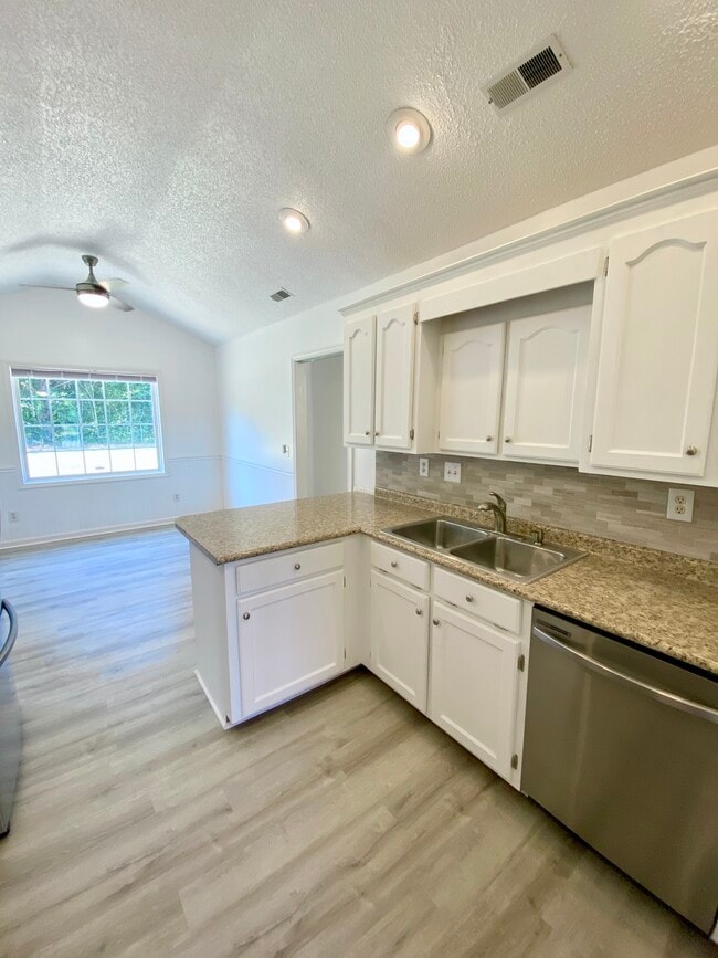 Building Photo - 2560 Nicholson Dr