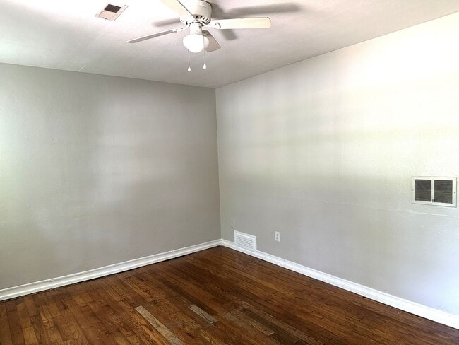 Building Photo - ONE LEVEL DUPLEX UNIT IN KINGSPORT NOW AVA...