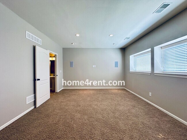 Building Photo - Gorgeous Olathe, 5 BR Home w/ Wood floors,...