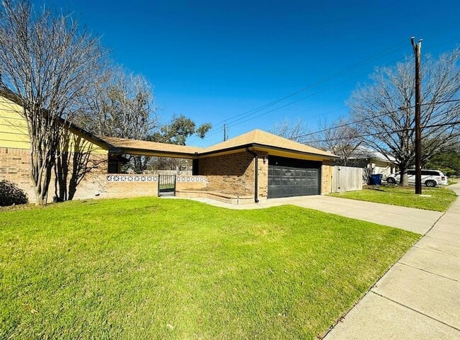 Building Photo - 306 Applewood Dr