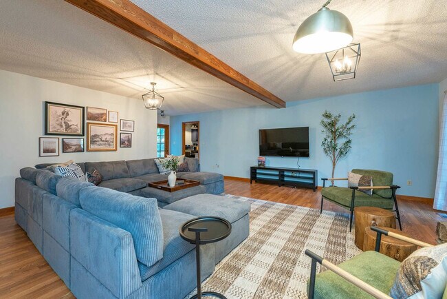 Building Photo - 41 Little Forest Dr