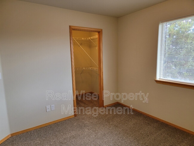 Building Photo - 1085 Golden Pheasant Dr