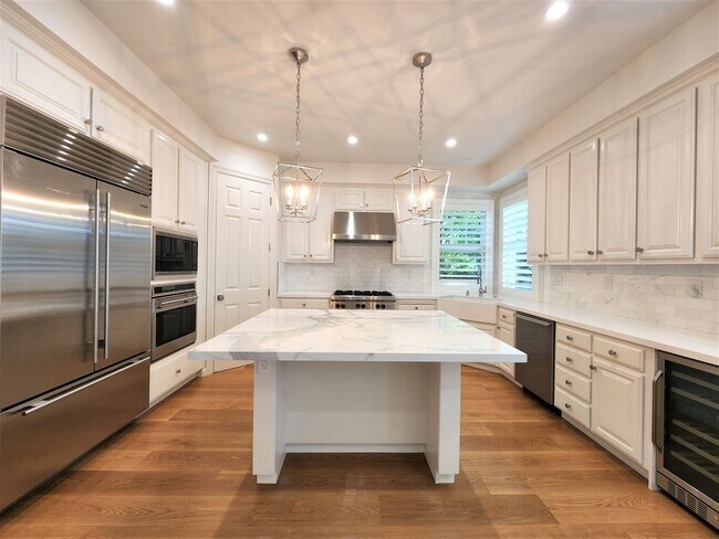 Building Photo - Updated Home Available in Downtown Palo Alto available first week of September!