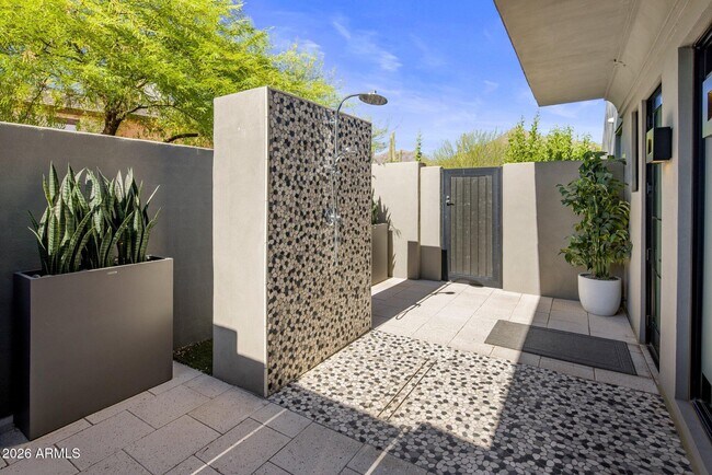 Building Photo - 10110 E Siesta Ln